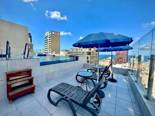 مسبح السطح في فندق Midtown بإطلالة على المدينة