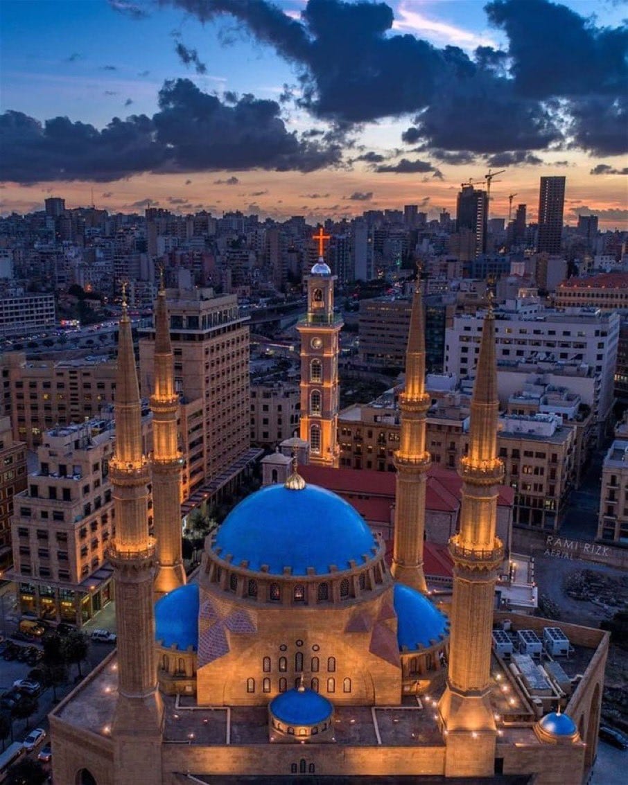 مسجد محمد الأمين بقبابه الزرقاء وقت المغرب